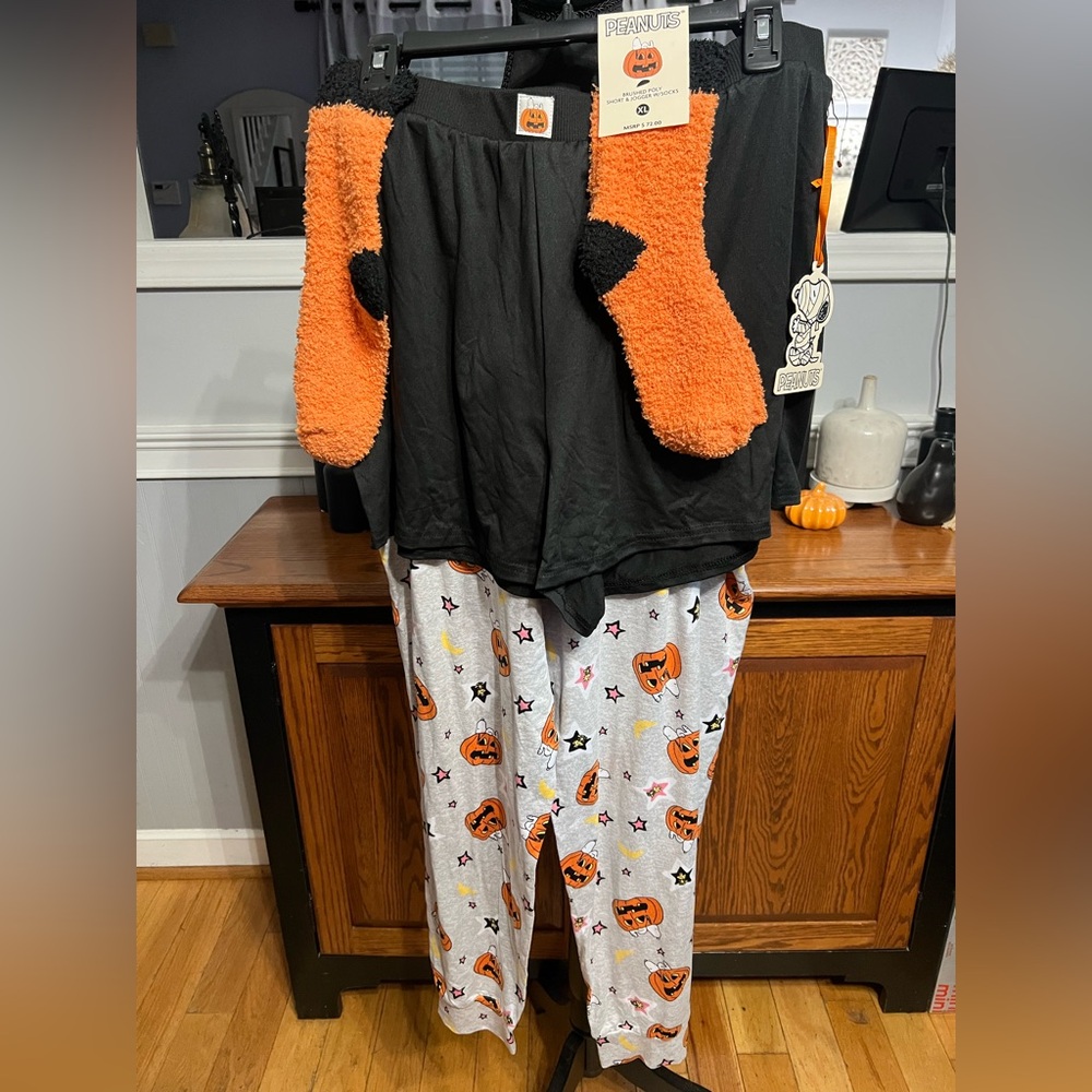Halloween Snoopy Peanuts Black and Orange 3 Piece Pajama Set with Socks NWT